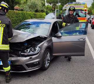 Senigallia - Incidente tra auto e furgone, intervengono vigili del fuoco